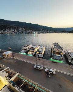 Eine Gruppe von Booten liegt in einem Hafen vor Anker. in der Unterkunft The Manessi City Boutique Hotel in Poros