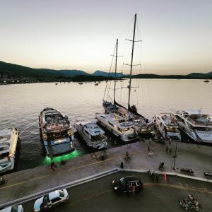 Eine Gruppe von Booten liegt in einem Hafen vor Anker. in der Unterkunft The Manessi City Boutique Hotel in Poros