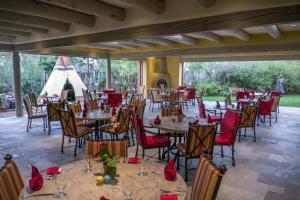 un restaurante con mesas y sillas y una tienda de campaña en Hotel Santa Fe, en Santa Fe