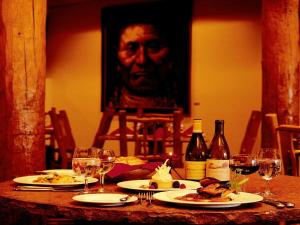 una mesa con platos de comida y copas de vino en Hotel Santa Fe, en Santa Fe