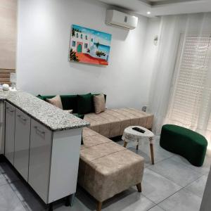 - un salon avec un canapé et une table dans l'établissement Super loft B51, à Hammamet