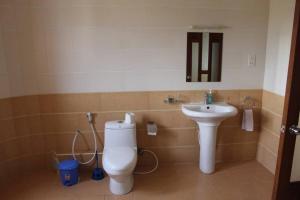 bagno con servizi igienici e lavandino di Ocean View Apartment D7 a Mombasa