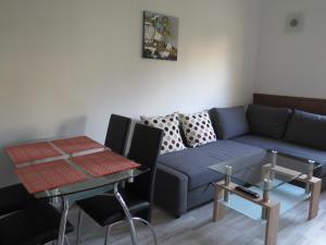 sala de estar con sofá y mesa en Penzion Fryštátská Chalupa, en Karviná