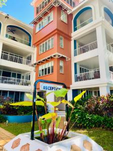 apartamentowiec z znakiem przed nim w obiekcie BeachView Apartments at Villa Paradiso w mieście Palm Cove