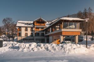 ein großes Gebäude mit Schnee davor in der Unterkunft Szczawnica Park Resort & Spa in Szczawnica