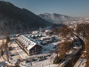 eine Luftansicht eines Resorts im Schnee in der Unterkunft Szczawnica Park Resort & Spa in Szczawnica