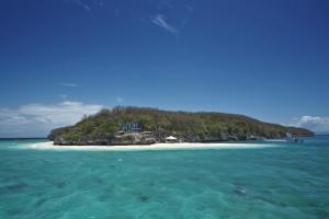 une île au milieu de l'océan dans l'établissement Bluewater Sumilon Island Resort, à Sumilon Island