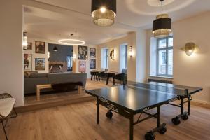 uma sala de estar com uma mesa de pingue-pongue em VIA`s Appartements und Ferienwohnungen em Görlitz