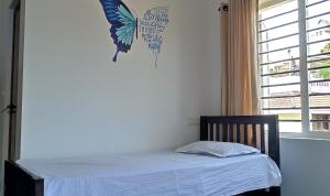 PRAKRITI HOMESTAY Fortkochi Air Conditioned Rooms tesisinde bir odada yatak veya yataklar