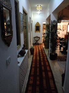 El Patio Courtyard House في تونس: مدخل منزل مع سجادة على الأرض