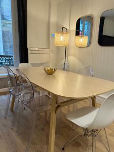 tavolo da pranzo con sedie e lampada di NOTRE DAME - STYLISH APARTMENT a Parigi