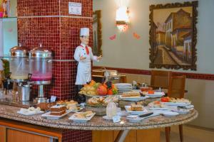 - un chef devant une table dans l'établissement Hotel Praia Ponta d'Areia, à São Luís