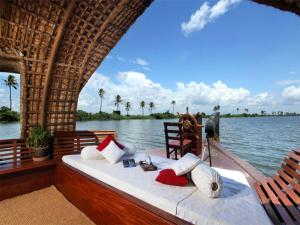 un letto sul retro di una barca in acqua di Marvel Cruise a Alleppey