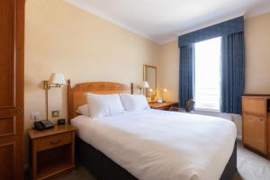 Habitación de hotel con cama grande y ventana en Avisford Park Hotel, en Arundel