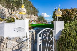 un cancello con due campanelli sopra di Holidays Perla d'Amalfi ad Amalfi