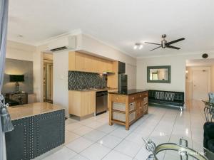 Кухня или кухненски бокс в The Lakes Resort Cairns