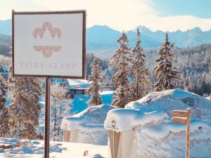 ブコビナ・タトシャンスカにあるTatra Glamp Bukowina Tatrzańska - Sieć noclegowa Tatra Glampの雪の中のホテルの看板