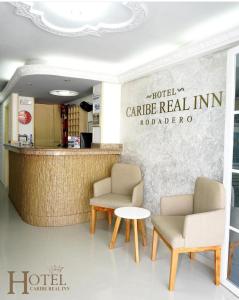 una sala d'attesa con due sedie e un tavolo di Hotel Caribe Real Inn a Santa Marta