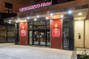 una entrada a un edificio con un cartel en él en Leonardo Hotel Nottingham en Nottingham