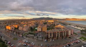 eine Luftansicht auf eine Stadt und das Meer in der Unterkunft Bay View Empuriabrava in Empuriabrava