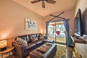 Cozy Home with Media Room Short Walk to Taos Plaza! tesisinde bir oturma alanı