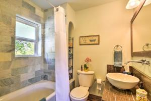 Cozy Home with Media Room Short Walk to Taos Plaza! tesisinde bir banyo