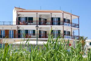 un edificio con balconi sul lato di Akti Fine Rooms a Skopelos Town