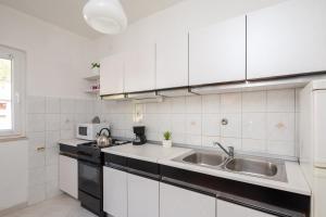 Apartment Beba tesisinde mutfak veya mini mutfak