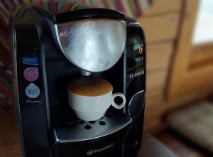 uma cafeteira com uma chávena em cima em Chata Raj em Hrabušice