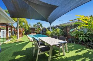 Vrt u objektu Broadbeach Bungalow - Heated Pool - Sleeps 7