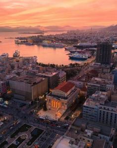 een luchtzicht op een stad met een rivier en gebouwen bij CASA VERDE di Giorgio 10 mins walk from Piraeus port in Piraeus