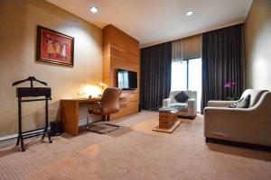 Ruang duduk di Surabaya Suites Hotel Powered by Archipelago