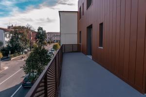 een balkon van een gebouw met een stoep naast een straat bij K MODERN HOTEL in Peschiera del Garda