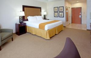 Ein Bett oder Betten in einem Zimmer der Unterkunft Holiday Inn Express Texas City, an IHG Hotel