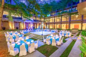 una boda en el patio de un edificio en Courtyard by Marriott Bali Nusa Dua Resort, en Nusa Dua