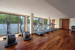 un gimnasio con una fila de cintas de correr y elípticas en Courtyard by Marriott Bali Nusa Dua Resort, en Nusa Dua