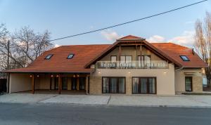 um edifício com um cartaz que lê assembleias inteligentes de casas em Rózsa Étterem & Panzió em Pécs