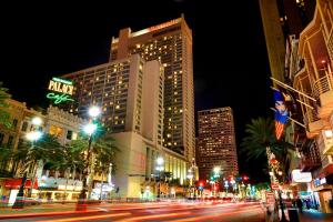 une rue animée de la ville la nuit avec de grands bâtiments dans l'établissement New Orleans Marriott, à La Nouvelle-Orléans