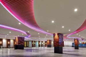 un hall avec des lumières roses et violettes au plafond dans l'établissement New Orleans Marriott, à La Nouvelle-Orléans