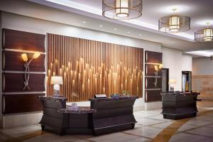 - un hall avec deux tables et un mur en bois dans l'établissement New Orleans Marriott, à La Nouvelle-Orléans