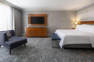 una camera con letto, TV e sedia di The Westin Palo Alto a Palo Alto