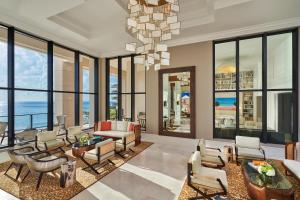 sala de estar con vistas al océano en The St. Regis Bermuda Resort, en Saint George