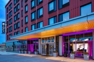 een groot rood gebouw met paarse ramen bij Aloft Providence Downtown in Providence