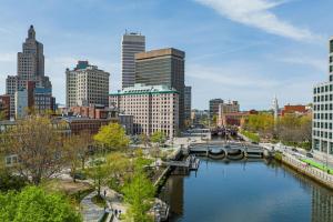 uitzicht op een stad met een rivier en gebouwen bij Aloft Providence Downtown in Providence