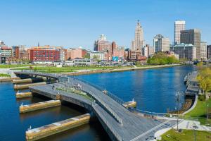 een brug over een rivier met een stad op de achtergrond bij Aloft Providence Downtown in Providence