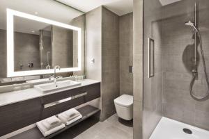 Phòng tắm tại Courtyard by Marriott Hamburg City