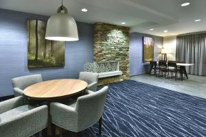 Ruang duduk di Fairfield Inn & Suites by Marriott Richmond Innsbrook