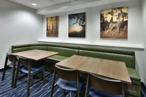 Ruang duduk di Fairfield Inn & Suites by Marriott Richmond Innsbrook