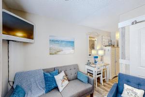 sala de estar con sofá y mesa en The Oceanfront Litchfield Inn 251, en Pawleys Island