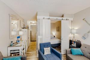 sala de estar con cama y sofá en The Oceanfront Litchfield Inn 251, en Pawleys Island